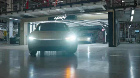 Cybercab-uri aurii părăsesc fabrica Tesla din Texas, circulând autonom.