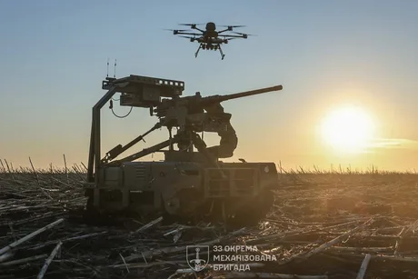 Drone ucrainene în acțiune pe câmpul de luptă, sub soarele apus.