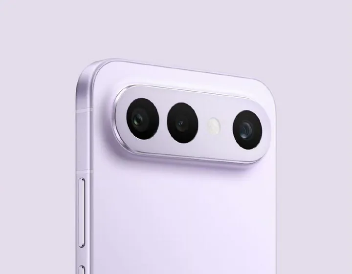 Detaliu al camerei telefonului Vivo S60 cu senzor periscopic.