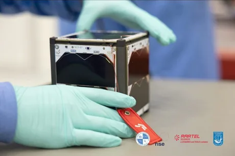 Satelitul EMISAR pregătit pentru lansare, evidențiind tehnologia românească în spațiu.