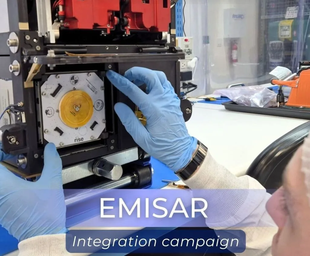 Satelitul EMISAR în timpul campaniei de integrare la laborator.