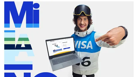 Un schior arătând un laptop cu opțiuni de plată digitală pentru vacanțe la munte.