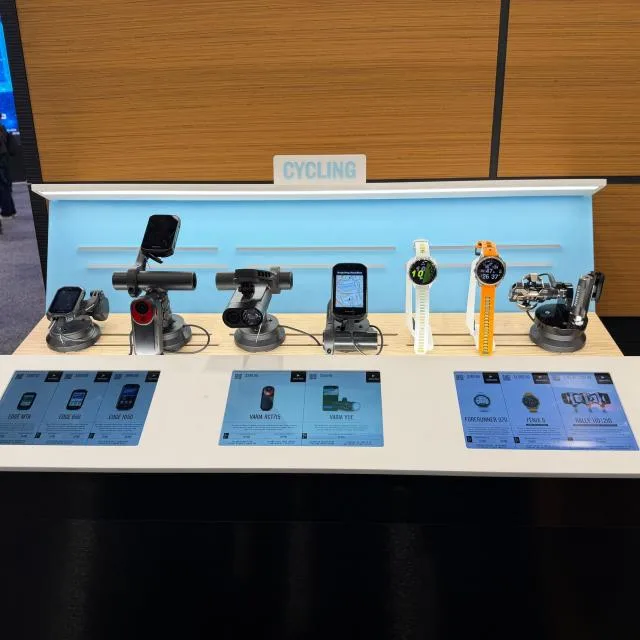 Diverse ceasuri inteligente expuse la un târg de tehnologie.
