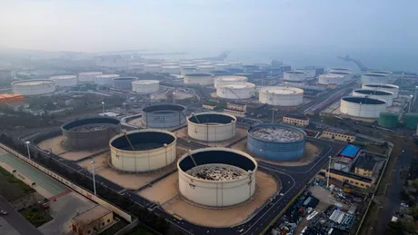 Rezervoare de petrol în China, simbol al crizei energetice globale.