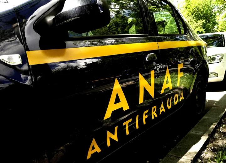 Mașină ANAF parcată, simbol al controalelor fiscale în România.