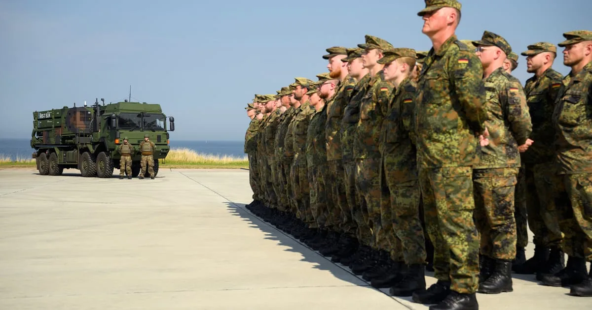 Ofițeri germani în uniformă, pregătiți pentru exerciții militare comune.
