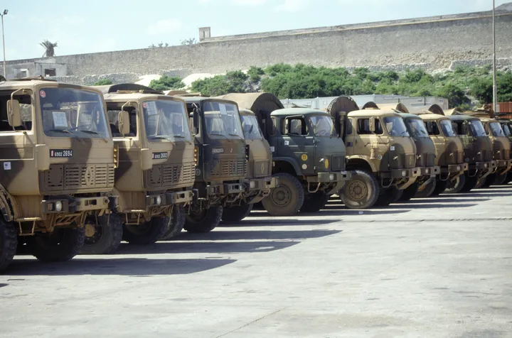 Vehicule blindate pregătite pentru livrare în sprijinul Ucrainei.