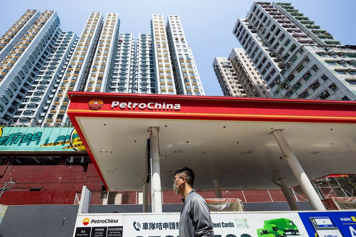 Stație de benzină PetroChina în Beijing, cu clădiri înalte în fundal.