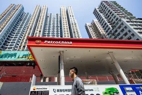 Stație de benzină PetroChina în Beijing, cu clădiri înalte în fundal.