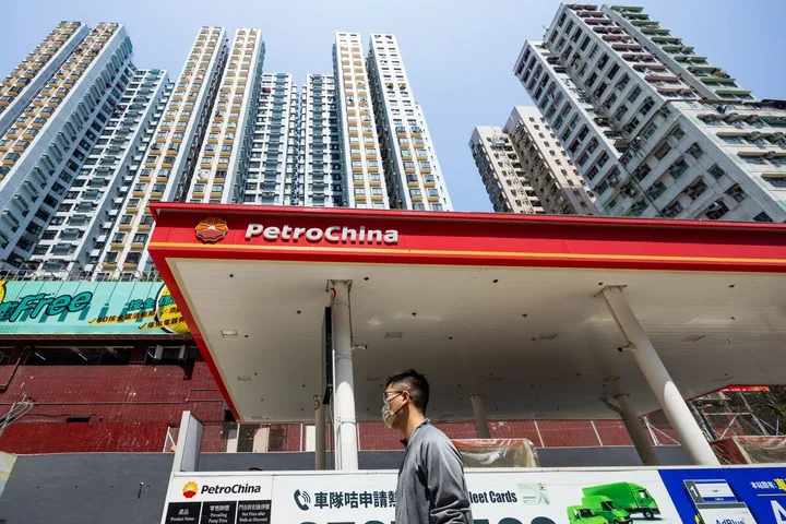 Stație de benzină PetroChina în Beijing, cu clădiri înalte în fundal.