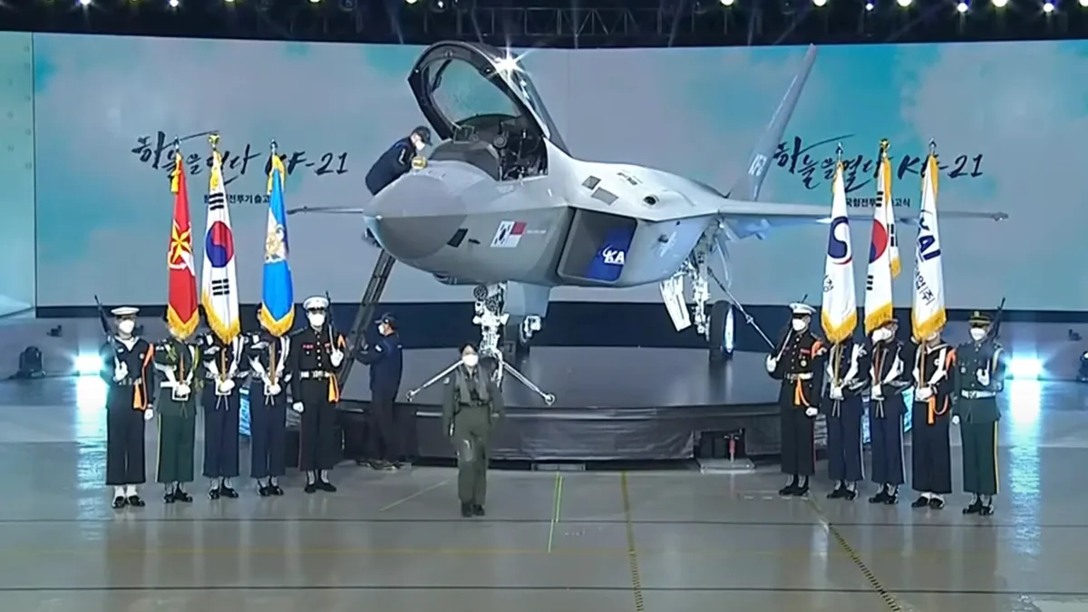 Ceremonia de lansare a avionului KF-21 cu onoruri militare în fundal.