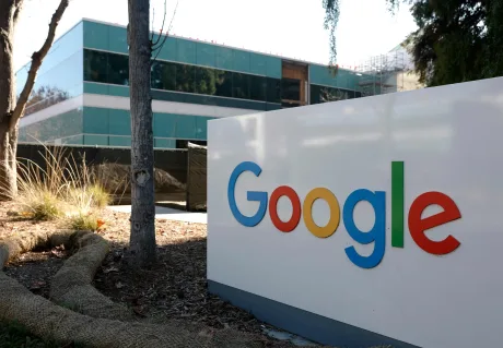 Logo-ul Google la intrarea în sediul companiei.