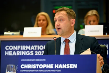 Comisarul european discutând despre securitatea alimentară la o conferință internațională.