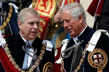 Andrew Mountbatten-Windsor și regele Charles discutând la o ceremonie oficială.