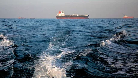 Vedere asupra mării cu nave comerciale în fundal, simbolizând tensiuni maritime.