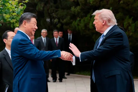 Xi Jinping și un oficial american se salută într-un cadru diplomatic.