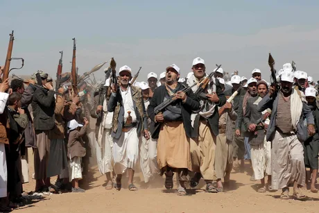 Membri ai grupării Houthi participând la o demonstrație în Yemen.