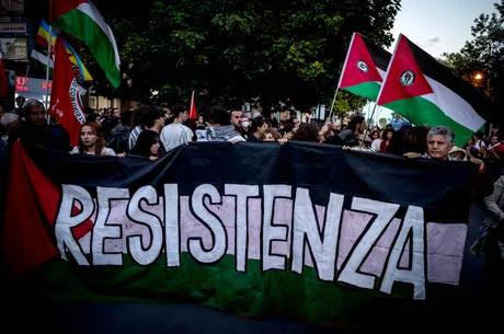 Protest pentru suspendarea acordului UE-Israel în fața instituțiilor europene.