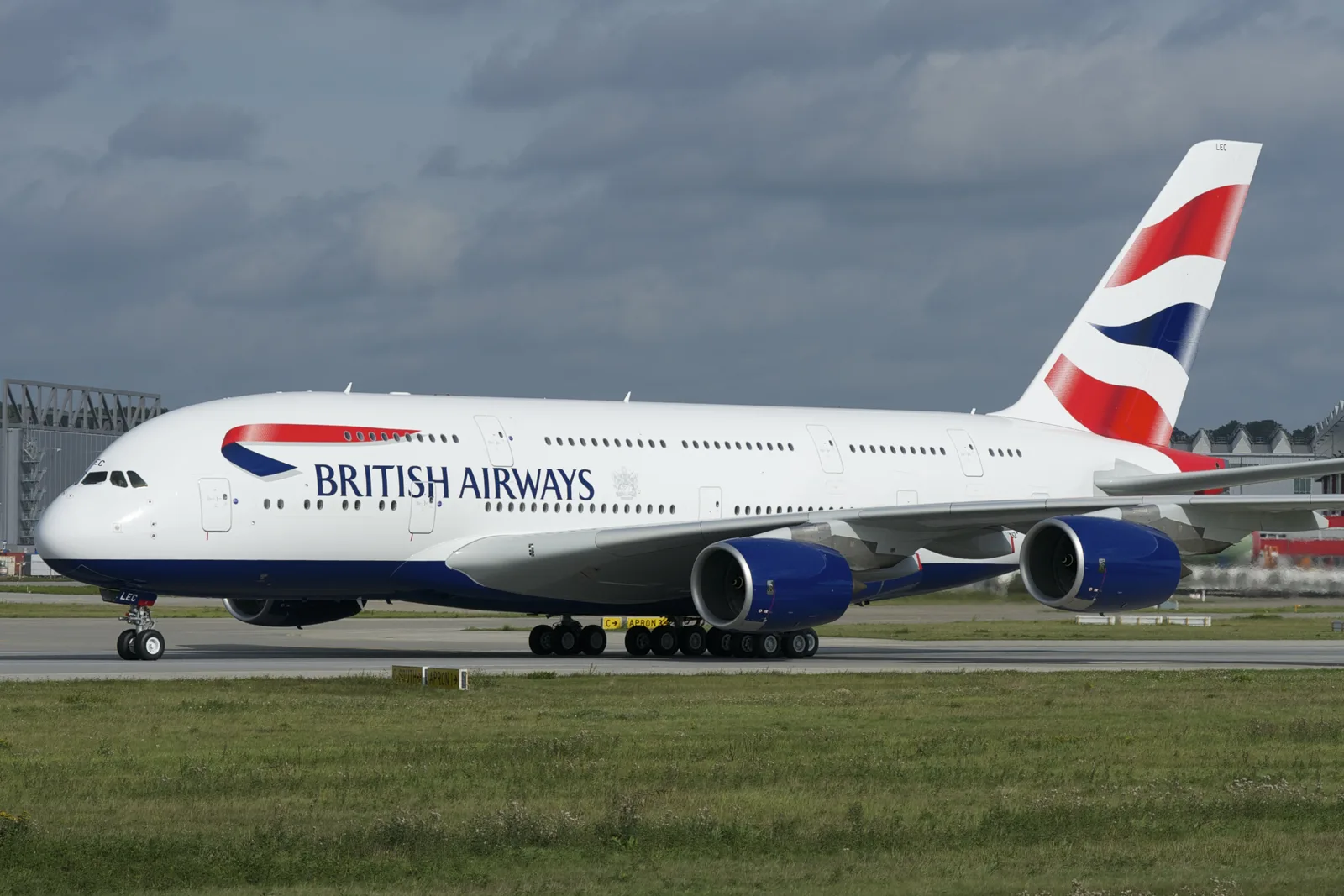 Avion British Airways pregătit pentru decolare pe un aeroport european.