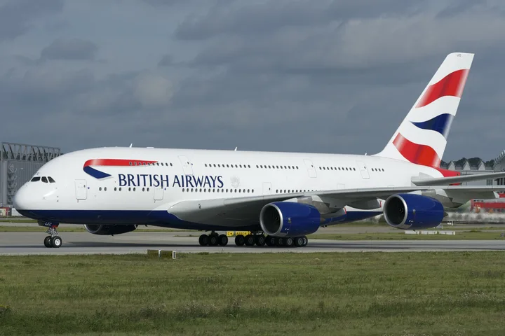 Avion British Airways pregătit pentru decolare pe un aeroport european.