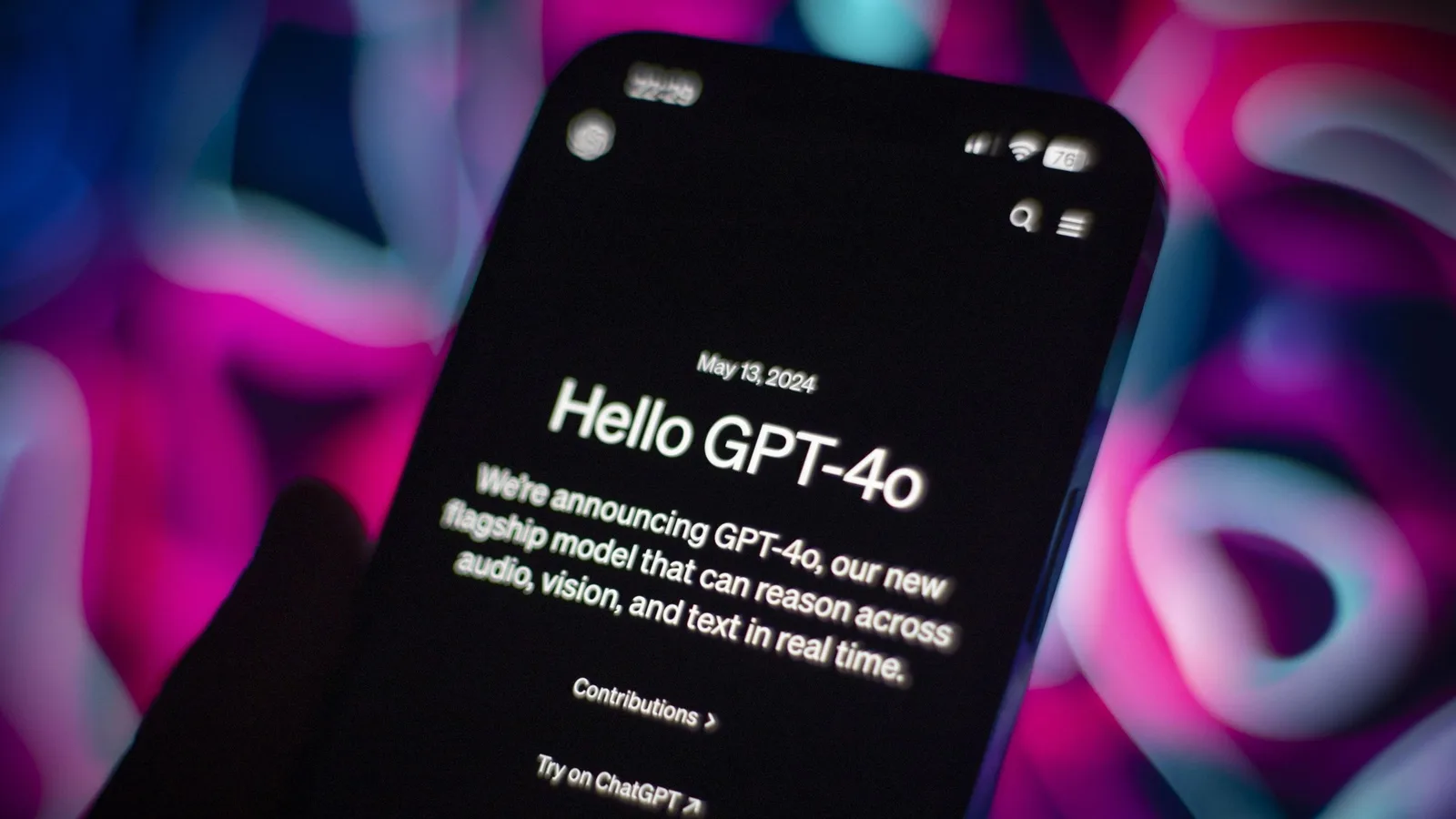 Un telefon mobil afișează interfața modelului GPT-4o pe un fundal colorat.