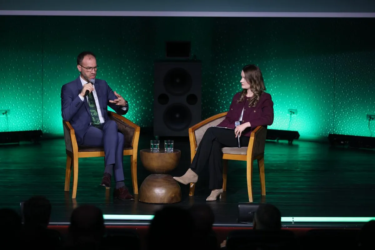 Discuție despre digitalizare în administrația publică românească.