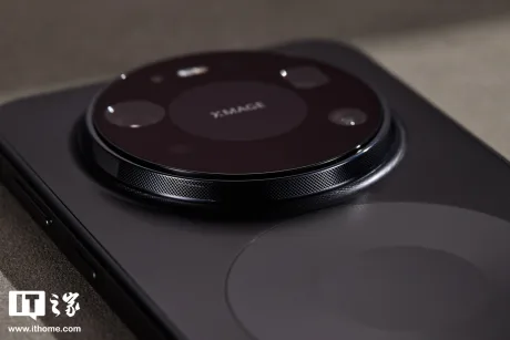 Detaliu al camerei de pe telefonul Mate 80 cu tehnologie avansată.