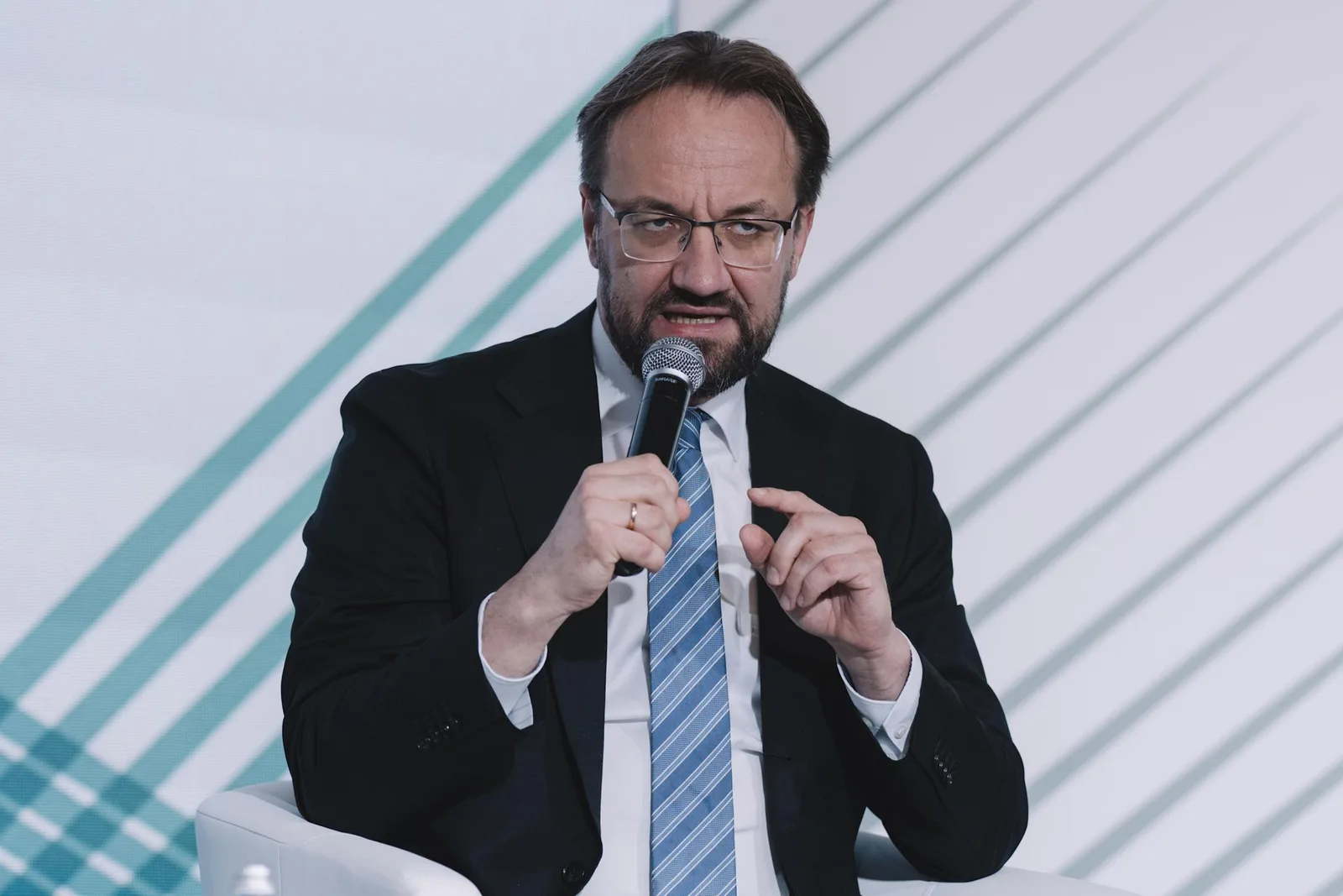 Gediminas Simkus discută despre politica monetară a BCE și riscurile economice.