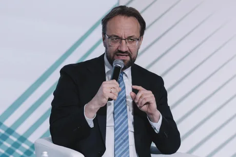 Gediminas Simkus discută despre politica monetară a BCE și riscurile economice.