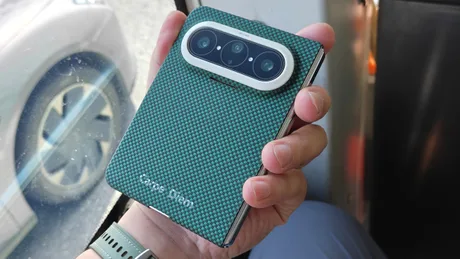 Un telefon pliabil compact, cu design modern și camere avansate.