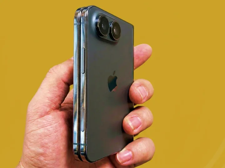 Un smartphone Apple cu un design elegant, având două camere pe spate.