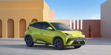 Un model de mașină electrică compactă, cu un design modern și culori vibrante.