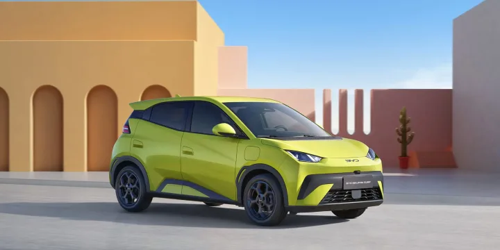 Un model de mașină electrică compactă, cu un design modern și culori vibrante.