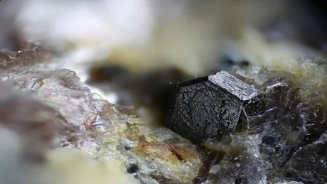 Cristal inovator care ar putea îmbunătăți navigația și tehnologia GPS.