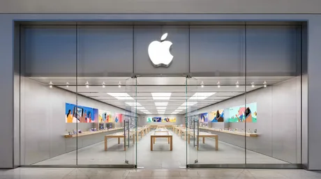 Magazin Apple cu produse expuse și decor modern.