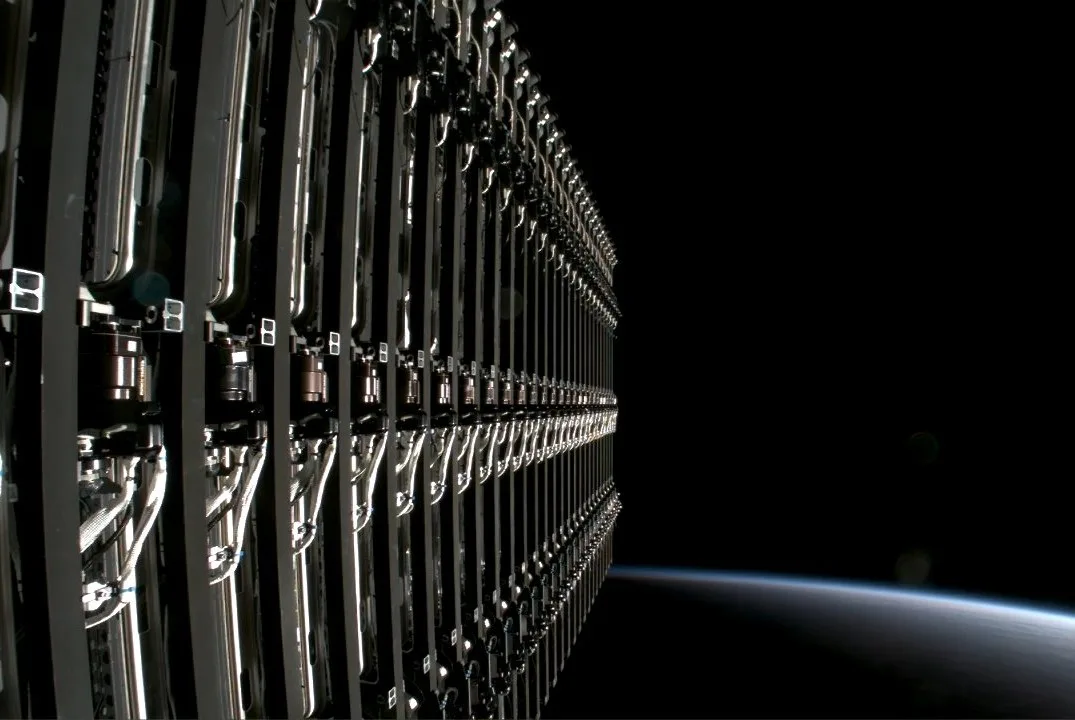 Satelitul Starlink în orbita joasă, cu Pământul în fundal.