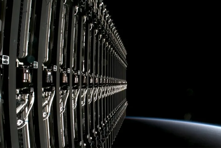 Satelitul Starlink în orbita joasă, cu Pământul în fundal.