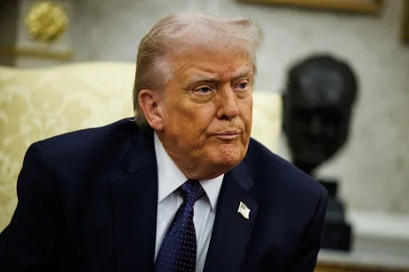 Donald Trump exprimându-și îngrijorările legate de tarifele auto în biroul său.