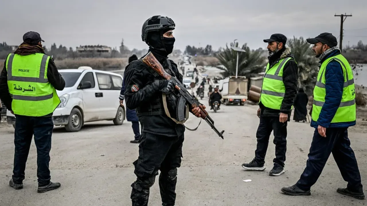 Polițiști în uniformă, patrulând o zonă de securitate în Damasc.