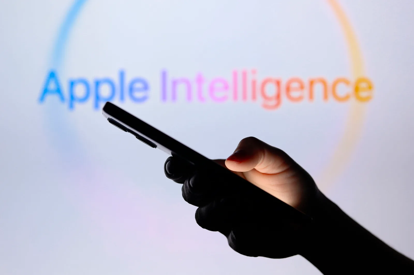 Un utilizator interacționează cu un telefon mobil, evidențiind tehnologia Apple.