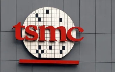 Logo TSMC pe un fundal gri, simbolizând inovația în tehnologie.