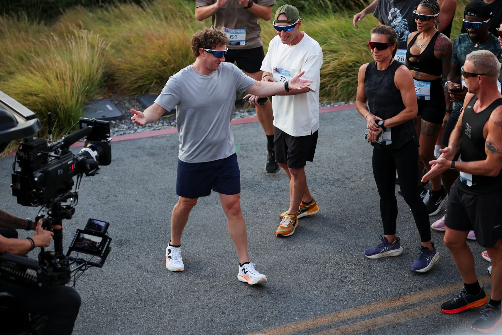 Antreprenori participând la un eveniment de networking și colaborare în afaceri.