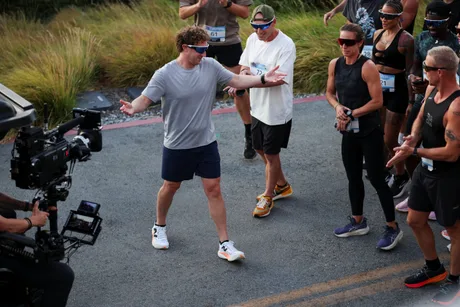 Antreprenori participând la un eveniment de networking și colaborare în afaceri.