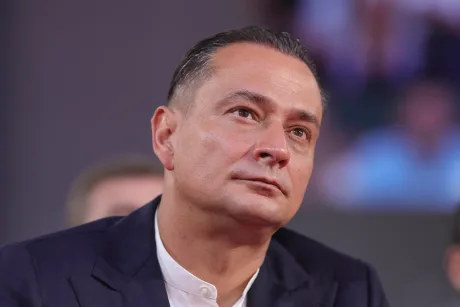 Ciprian Ciucu ascultând declarațiile despre guvernul tehnocrat.