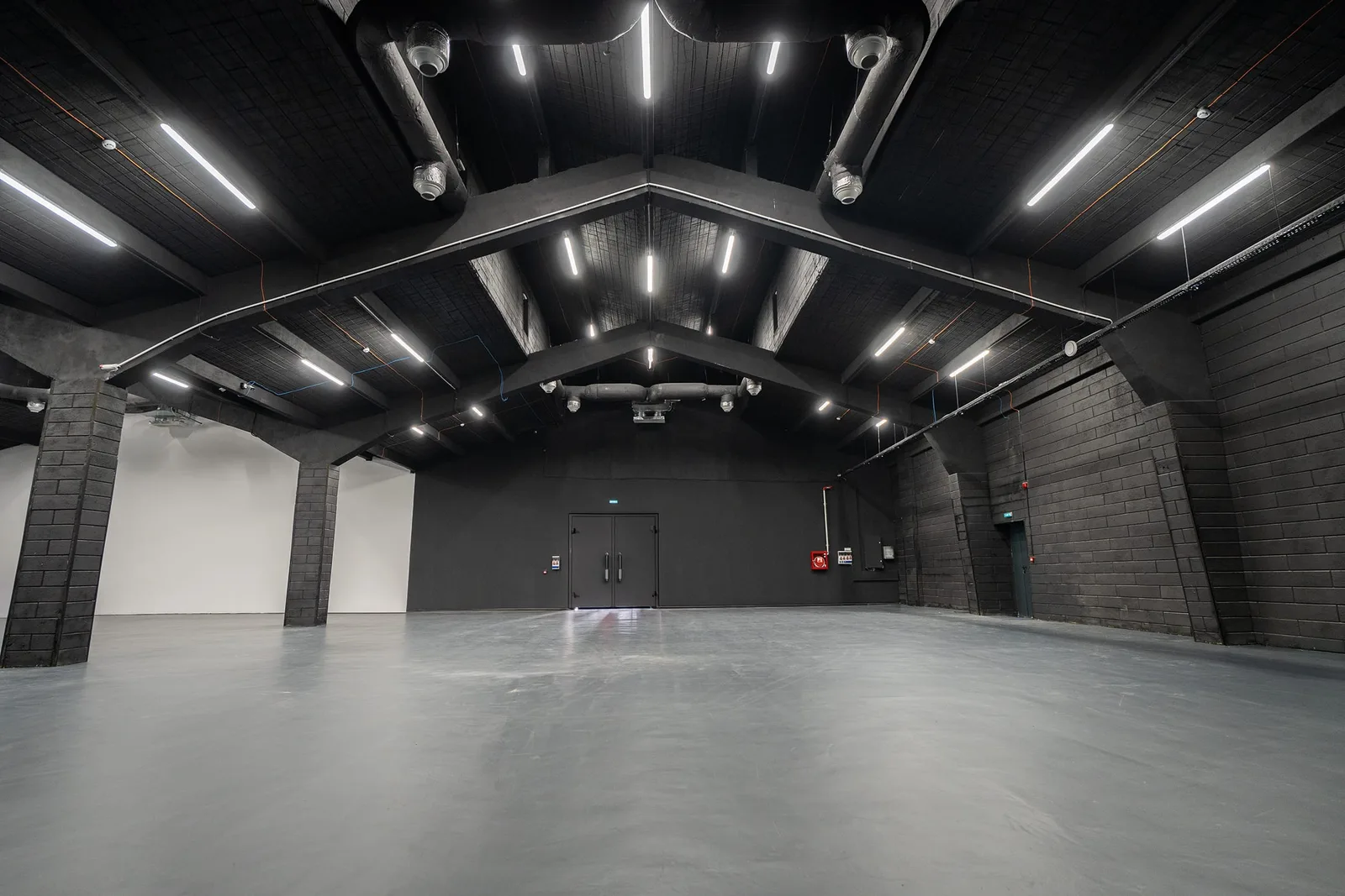 Spațiu modern pentru filmări, dotat cu tehnologie avansată și facilități complete.