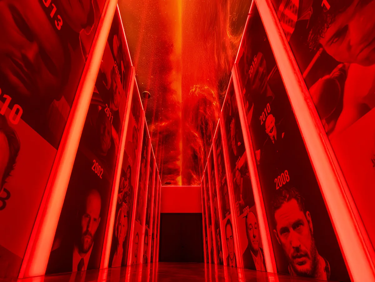 Coridoare iluminate în roșu, amenajate pentru producții media.