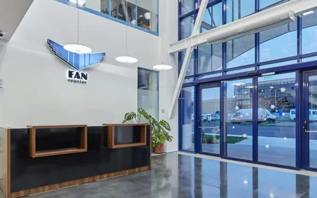 Spațiu modern de recepție FAN Courier, cu accent pe automatizare și servicii digitale.