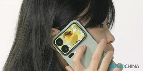 Un utilizator ține un telefon Xiaomi 17 Max la ureche, cu un ecran secundar vizibil.