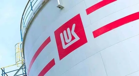 Logo-ul rafinăriei Lukoil Neftokhim Burgas pe un rezervor de stocare.