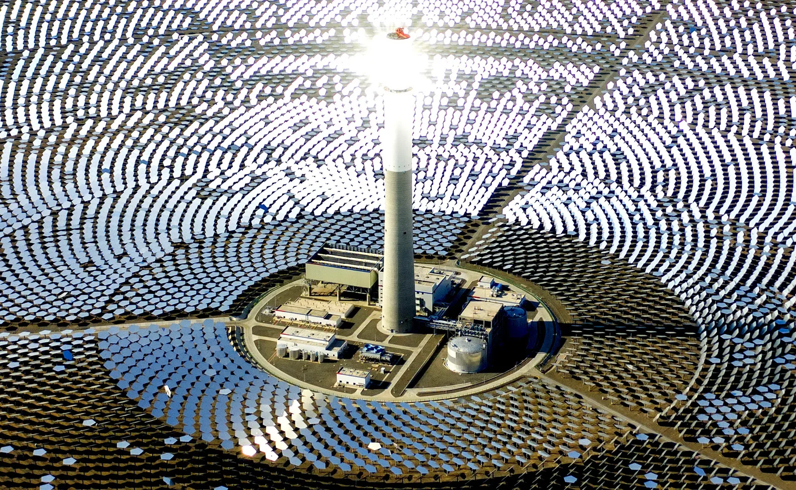 Centrala solară reflectă lumina soarelui, simbolizând tranziția energetică a Chinei.